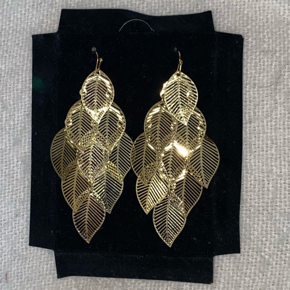 ✨NWOT✨ Avon Gold “Leaf” Dangle Earrings✨ - Picture 2 of 7